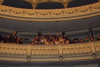 Carnaval histórico en el Cervantes. La final que se vivió en el teatro con intensidad trasladó la fiesta a la calle.