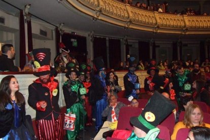 Carnaval histórico en el Cervantes. La final que se vivió en el teatro con intensidad trasladó la fiesta a la calle.