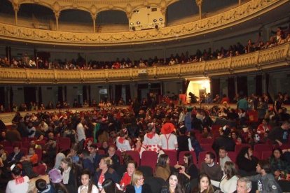 Carnaval histórico en el Cervantes. La final que se vivió en el teatro con intensidad trasladó la fiesta a la calle.