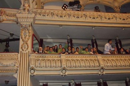 Carnaval histórico en el Cervantes. La final que se vivió en el teatro con intensidad trasladó la fiesta a la calle.