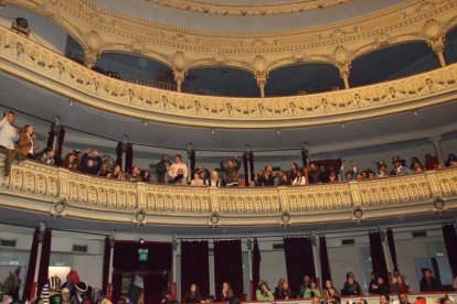 Carnaval histórico en el Cervantes. La final que se vivió en el teatro con intensidad trasladó la fiesta a la calle.