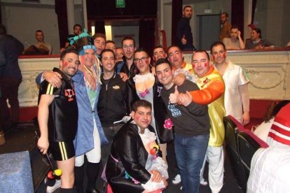 Carnaval histórico en el Cervantes. La final que se vivió en el teatro con intensidad trasladó la fiesta a la calle.