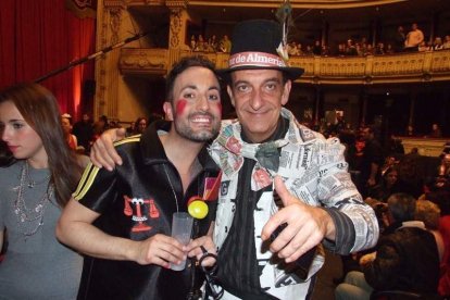 Carnaval histórico en el Cervantes. La final que se vivió en el teatro con intensidad trasladó la fiesta a la calle.