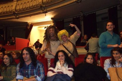 Carnaval histórico en el Cervantes. La final que se vivió en el teatro con intensidad trasladó la fiesta a la calle.