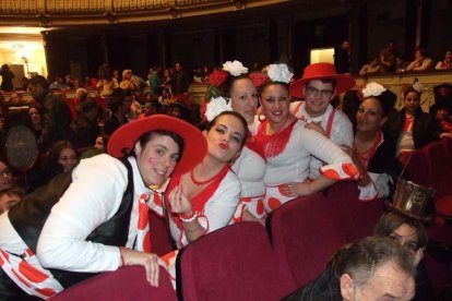 Carnaval histórico en el Cervantes. La final que se vivió en el teatro con intensidad trasladó la fiesta a la calle.