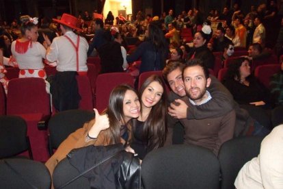 Carnaval histórico en el Cervantes. La final que se vivió en el teatro con intensidad trasladó la fiesta a la calle.