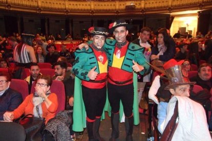 Carnaval histórico en el Cervantes. La final que se vivió en el teatro con intensidad trasladó la fiesta a la calle.