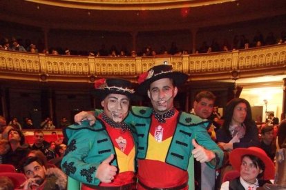 Carnaval histórico en el Cervantes. La final que se vivió en el teatro con intensidad trasladó la fiesta a la calle.