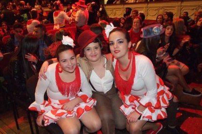 Carnaval histórico en el Cervantes. La final que se vivió en el teatro con intensidad trasladó la fiesta a la calle.