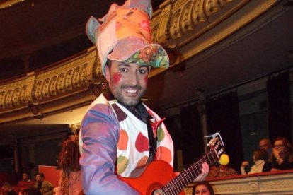 Carnaval histórico en el Cervantes. La final que se vivió en el teatro con intensidad trasladó la fiesta a la calle.