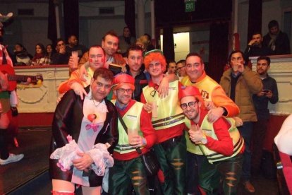 Carnaval histórico en el Cervantes. La final que se vivió en el teatro con intensidad trasladó la fiesta a la calle.