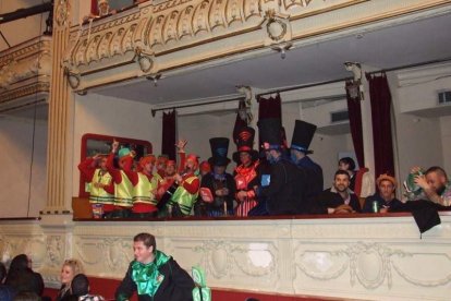 Carnaval histórico en el Cervantes. La final que se vivió en el teatro con intensidad trasladó la fiesta a la calle.