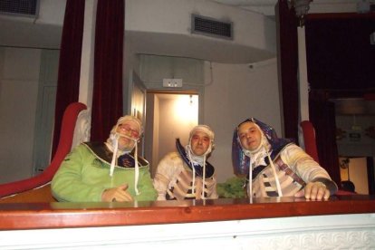Carnaval histórico en el Cervantes. La final que se vivió en el teatro con intensidad trasladó la fiesta a la calle.