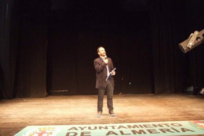 Carnaval histórico en el Cervantes. La final que se vivió en el teatro con intensidad trasladó la fiesta a la calle.
