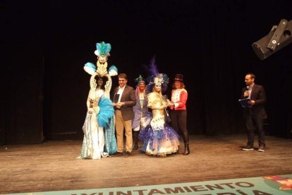 Carnaval histórico en el Cervantes. La final que se vivió en el teatro con intensidad trasladó la fiesta a la calle.