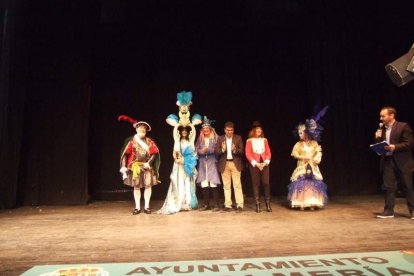 Carnaval histórico en el Cervantes. La final que se vivió en el teatro con intensidad trasladó la fiesta a la calle.
