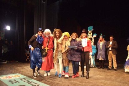 Carnaval histórico en el Cervantes. La final que se vivió en el teatro con intensidad trasladó la fiesta a la calle.