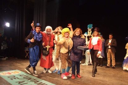 Carnaval histórico en el Cervantes. La final que se vivió en el teatro con intensidad trasladó la fiesta a la calle.