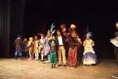 Carnaval histórico en el Cervantes. La final que se vivió en el teatro con intensidad trasladó la fiesta a la calle.