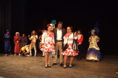 Carnaval histórico en el Cervantes. La final que se vivió en el teatro con intensidad trasladó la fiesta a la calle.