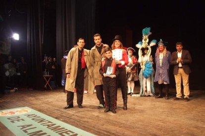Carnaval histórico en el Cervantes. La final que se vivió en el teatro con intensidad trasladó la fiesta a la calle.