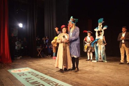 Carnaval histórico en el Cervantes. La final que se vivió en el teatro con intensidad trasladó la fiesta a la calle.