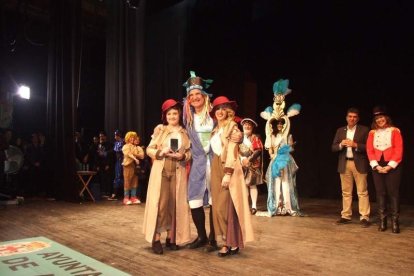 Carnaval histórico en el Cervantes. La final que se vivió en el teatro con intensidad trasladó la fiesta a la calle.