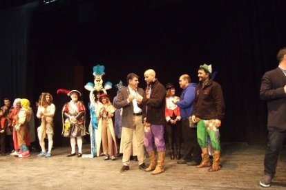 Carnaval histórico en el Cervantes. La final que se vivió en el teatro con intensidad trasladó la fiesta a la calle.