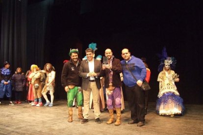 Carnaval histórico en el Cervantes. La final que se vivió en el teatro con intensidad trasladó la fiesta a la calle.