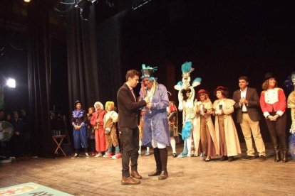 Carnaval histórico en el Cervantes. La final que se vivió en el teatro con intensidad trasladó la fiesta a la calle.