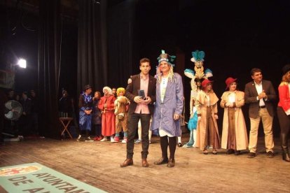 Carnaval histórico en el Cervantes. La final que se vivió en el teatro con intensidad trasladó la fiesta a la calle.