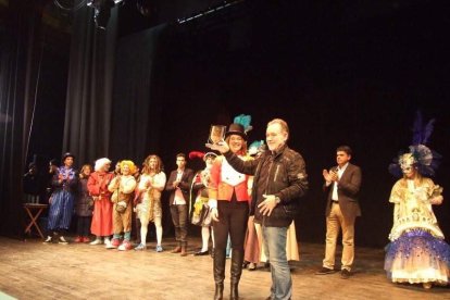 Carnaval histórico en el Cervantes. La final que se vivió en el teatro con intensidad trasladó la fiesta a la calle.