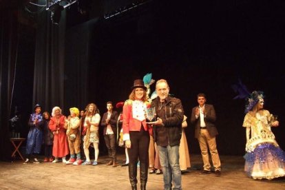 Carnaval histórico en el Cervantes. La final que se vivió en el teatro con intensidad trasladó la fiesta a la calle.
