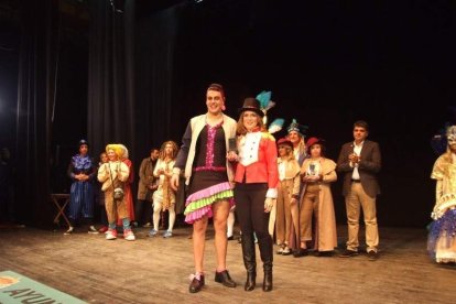 Carnaval histórico en el Cervantes. La final que se vivió en el teatro con intensidad trasladó la fiesta a la calle.