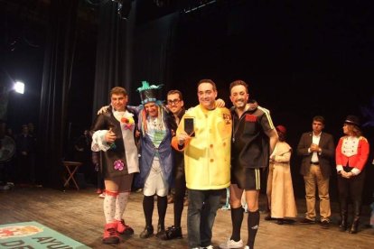 Carnaval histórico en el Cervantes. La final que se vivió en el teatro con intensidad trasladó la fiesta a la calle.