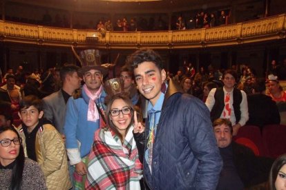 Carnaval histórico en el Cervantes. La final que se vivió en el teatro con intensidad trasladó la fiesta a la calle.