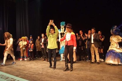 Carnaval histórico en el Cervantes. La final que se vivió en el teatro con intensidad trasladó la fiesta a la calle.