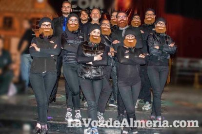 Carnaval histórico en el Cervantes. La final que se vivió en el teatro con intensidad trasladó la fiesta a la calle.