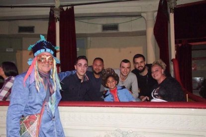 Carnaval histórico en el Cervantes. La final que se vivió en el teatro con intensidad trasladó la fiesta a la calle.