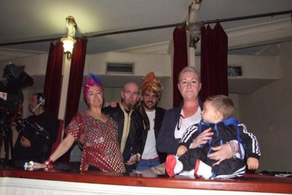 Carnaval histórico en el Cervantes. La final que se vivió en el teatro con intensidad trasladó la fiesta a la calle.