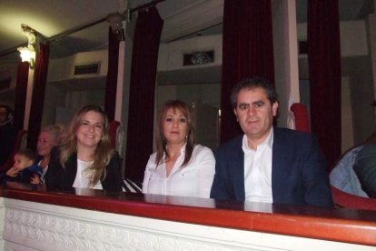 Carnaval histórico en el Cervantes. La final que se vivió en el teatro con intensidad trasladó la fiesta a la calle.