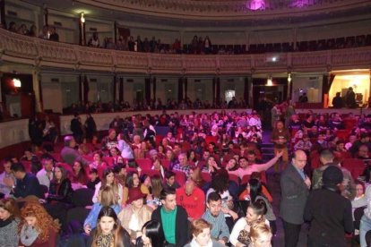 Carnaval histórico en el Cervantes. La final que se vivió en el teatro con intensidad trasladó la fiesta a la calle.