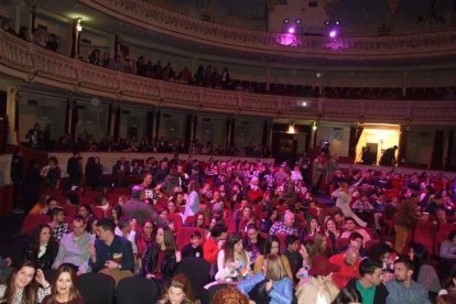 Carnaval histórico en el Cervantes. La final que se vivió en el teatro con intensidad trasladó la fiesta a la calle.