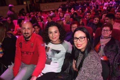 Carnaval histórico en el Cervantes. La final que se vivió en el teatro con intensidad trasladó la fiesta a la calle.