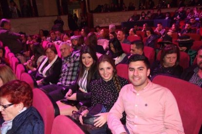 Carnaval histórico en el Cervantes. La final que se vivió en el teatro con intensidad trasladó la fiesta a la calle.