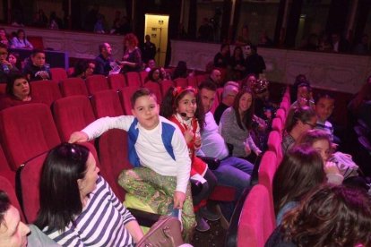 Carnaval histórico en el Cervantes. La final que se vivió en el teatro con intensidad trasladó la fiesta a la calle.