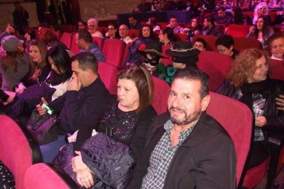 Carnaval histórico en el Cervantes. La final que se vivió en el teatro con intensidad trasladó la fiesta a la calle.