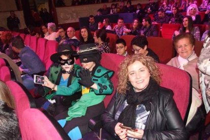 Carnaval histórico en el Cervantes. La final que se vivió en el teatro con intensidad trasladó la fiesta a la calle.