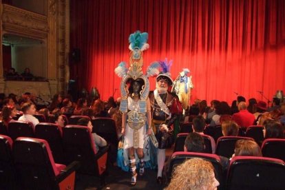 Carnaval histórico en el Cervantes. La final que se vivió en el teatro con intensidad trasladó la fiesta a la calle.