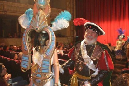 Carnaval histórico en el Cervantes. La final que se vivió en el teatro con intensidad trasladó la fiesta a la calle.